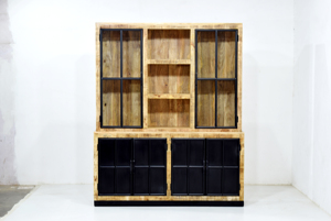 Vitrine de présentation industrielle en bois de manguier massif et fer avec portes métalliques, écologique et durable, pour salon et hôtel - Product Image 2