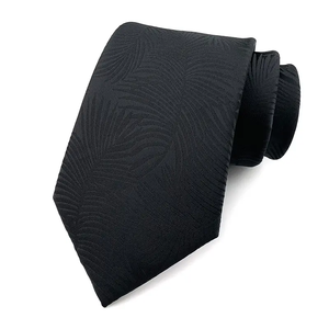 Cravate en soie bleu marine à fleurs dorées, tissage décoratif, aspect texturé de qualité supérieure, pour occasions professionnelles - Product Image 6
