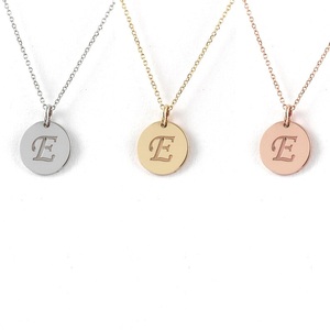 Abalorios de letras del alfabeto inglés A-Z pequeños, chapados en oro sobre plata 925, con orificio, conectores de eslabones para la creación de collares, pulseras y regalos - Product Image 1