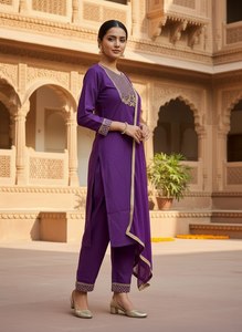 Conjunto de Kurta y Pantalón de Rayón con Bordado para Mujer, Diseño de Diseñador, con Dupatta Nazmin |   Ropa Étnica India |   Fabricante Mayorista - Product Image 3