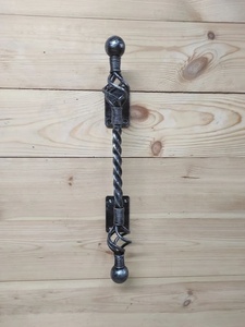 Décoration murale traditionnelle en fer forgé avec barres torsadées et extrémités sphériques pour clôtures, treillis et portails - Product Image 3