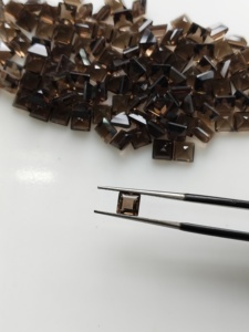 Cuarzo Ahumado Natural de 5MM, Corte Cuadrado Escalonado, Gema Suelta de la Mejor Calidad para Joyería y Fabricación de Collares - Product Image 1
