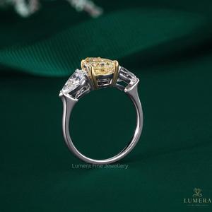 แหวนเพชรทรงหยดน้ำสีเหลืองแฟนซี 3.74 กะรัต ได้รับการรับรองจาก IGI จาก LUMERA FINE JEWELLERY แหวนหมั้นเพชรสามเม็ด - Product Image 3