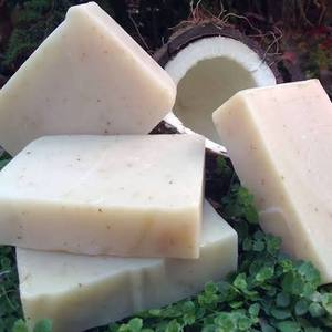 Savon Solide Artisanal au Coco (Transparent) pour Tous Types de Peau - Coffret Cadeau Soins Naturels & Collection Soins Personnels - Product Image 5