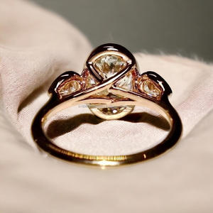 แหวนหมั้นเพชรโมอิสซาไนต์ทรงรีแบบสามเม็ด ตัวเรือนเงินแท้ 925 แหวนแต่งงาน แหวนวันครบรอบ แหวนขอแต่งงาน เครื่องประดับเจ้าสาว - Product Image 6