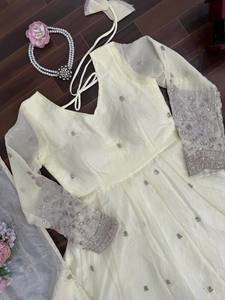 ชุดเดรสงานปาร์ตี้สไตล์อานาร์กาลี ดีไซน์สวยงาม ตกแต่งด้วยด้ายไหมและเลื่อม - Product Image 6