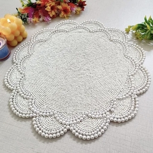 Napperon chargeur rouge festif Accent de table perlé fait à la main avec motif de feuille d'or et perles de fleurs blanches idéal pour Noël - Product Image 4
