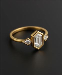 Anillo de Compromiso de Lujo con Moissanita de Corte Hexagonal, Oro Amarillo de 14K, Engaste de Bisel, Anillo de Promesa de Tres Piedras, Joyería, Regalo para Mujer - Product Image 4