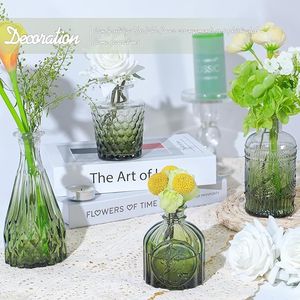 Juego de 5 Pequeños Floreros de Vidrio Verde, Mini Centros de Mesa Vintage para Bodas y Decoraciones de Mesa para Flores Individuales - Product Image 3