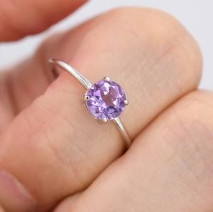 Anillo de Compromiso de Plata de Ley con Cristal de Amatista Genuina de 1 Quilate, Corte Brillante Redondo, Engaste de Garras, Anillo Apilable de Lujo - Product Image 4