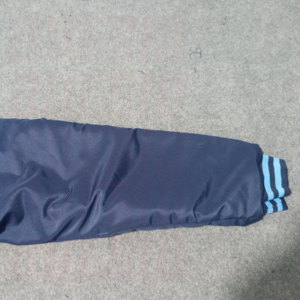 แจ็คเก็ตบอมเบอร์ฤดูหนาวสำหรับผู้ชาย ผ้าโพลีเอสเตอร์ผสมฝ้าย ปักลายเชนีล ออกแบบเองได้ แจ็คเก็ตนักบินน้ำหนักเบา - Product Image 5