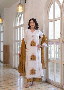 Traje de Mujer Blanco de Algodón Bordado con Dupatta Color Mostaza, Estilo Tradicional, Corte Regular, Largo hasta la Rodilla, Secado Rápido, Ropa Casual - Product Image 3