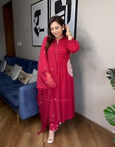 Ensemble haut et pantalon en soie romaine élégant avec dupatta et bracelet – Collection ethnique festive pour femme, confortable pour le quotidien et les fêtes, séchage rapide - Product Image 2