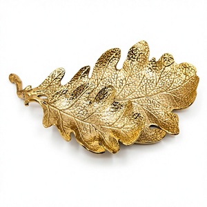 Corbeille à fruits de luxe dorée sur piédestal - Plateau décoratif en métal festonné et côtelé pour événements de mariage et décoration intérieure haut de gamme - Product Image 3