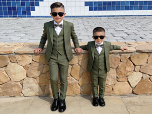 Ensemble de costume formel 3 pièces violet pour garçons avec gilet et nœud papillon – Tenue de smoking pour enfants pour mariage et fête - Product Image 4