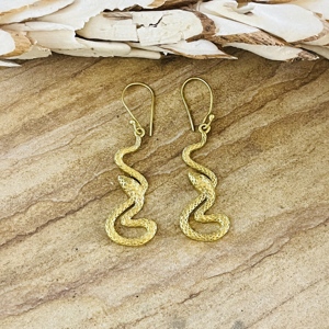 Boucles d'oreilles serpent en laiton tendance, style gothique, pendantes, pour femme, plaqué or 18 carats, design serpent gothique, thème animal doré, vente en gros/OEM - Product Image 1