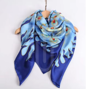 Collection de paons peints à la main de créateur en édition limitée foulards en soie traditionnels pour femmes accessoire de châle - Product Image 1