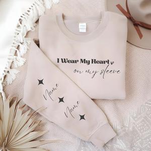 Sudadera Personalizada con Cuello Redondo y Estampado 'I Wear My Heart on my Sleeve Heavy Blend', Ideal para Regalo - Product Image 3