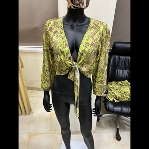 Vêtements de plage et de villégiature à la mode pour femmes avec imprimé serpent élégant et classique - Product Image 1
