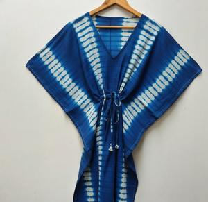 เสื้อคลุมยาวคอวีผ้าฝ้ายย้อมสีแบบไทไดสไตล์โบฮีเมียนสำหรับผู้หญิง ขายส่ง เป็นมิตรต่อสิ่งแวดล้อม และซักได้ - Product Image 4