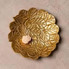 Assiette décorative en métal en forme de fleur, motif végétal gravé à la main, design oriental, couleur dorée - Product Image 6