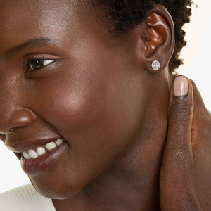 ต่างหูเพชรโมอิสซาไนต์เงินแท้ 925 หรูหรา ประกายระยิบระยับ ดีไซน์เรียบหรูเหนือกาลเวลา เหมาะเป็นของขวัญวันเกิด - Product Image 4