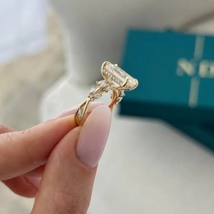 Bague de fiançailles en or jaune 14k 18k, diamant de laboratoire taille émeraude 5 carats certifié IGI, design feuille de brindille inspiré de la nature - Product Image 2
