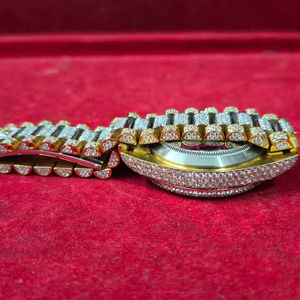 Montre de luxe personnalisée pour hommes en acier inoxydable avec calendrier en cristal Analogique ETA Unique Montre Moissanite Bracelet Couronne Logo personnalisé Romani - Product Image 1