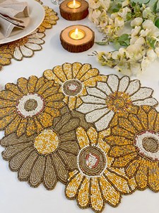 Sets de table perlés de créateur, faits main et brodés, pour la décoration de la maison de luxe, les mariages, les fêtes et les événements. - Product Image 5