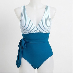 Ensemble de yoga 2 pièces imprimé papillon bleu avec finition dorée, body à col en V profond et jupe portefeuille longueur genou - Product Image 1