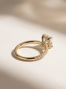 Anillo de Diamantes con Corte Radiante para Mujer, Oro Amarillo con Banda Pavé - Product Image 3