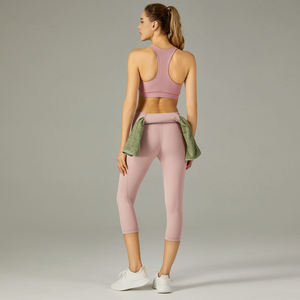 Ensemble de yoga pour femme : Crop top dos nageur rose et legging taille haute mi-mollet, respirant, en Spandex et Polyester, 2 pièces - Product Image 3