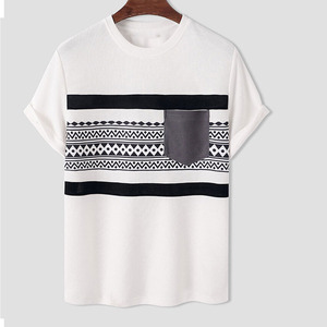 T-shirt tendance avec poche avant, impression personnalisée, impression de qualité supérieure, panneaux imprimés, pour un style streetwear décontracté, unisexe. - Product Image 1