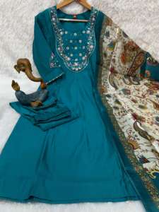 Ensemble Kurti et pantalon en soie de luxe pour femmes avec un élégant dupatta en soie - Product Image 2