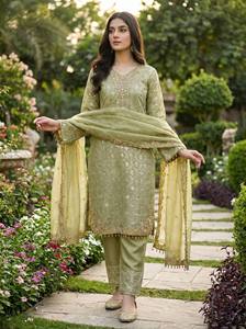 Ensemble de costume ethnique pour femme en soie pure prêt-à-porter avec broderie lourde, haut de créateur, pantalon et dupatta à bordure en dentelle - Product Image 3