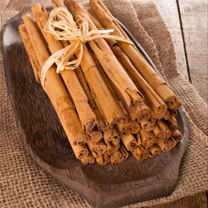 Las Mejores Varillas de Canela Cruda Seca de Cassia Orgánica Natural Estándar, Alto Contenido Antioxidante, Uso Herbal Tradicional, Proveedor Certificado - Product Image 1