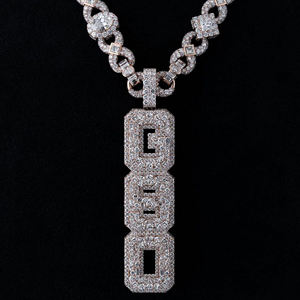 Colgante de Moissanita Iced Out en Oro Rosa con Letras Personalizadas y Estilo de Diamantes de Corte Mixto - Product Image 3