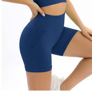 Venta al por mayor directa de fábrica: Conjunto deportivo de 2 piezas para mujer, acanalado, sin costuras, transpirable, con sujetador deportivo y shorts de cintura alta, OEM. - Product Image 2