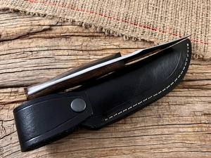 Cuchillo de desollar de hoja fija de acero de Damasco forjado a mano con funda, cuchillo de caza y camping OEM personalizado de espiga completa con mango de madera de nogal - Product Image 4