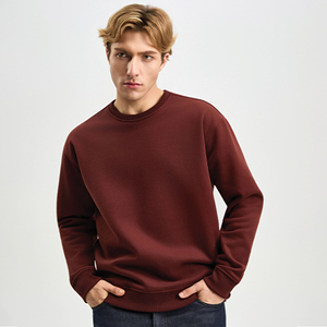เสื้อสเวตเชิ้ตคอกลมสีน้ำตาลสำหรับผู้ชาย - ทรงปกติ สีพื้น เรียบง่าย สวมใส่สบาย ผลิตจากผ้าฝ้ายถัก 100% โดยผู้ผลิตเสื้อสเวตเชิ้ต - Product Image 3