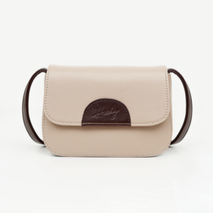 Sac à bandoulière Mona en cuir synthétique de qualité supérieure, doublé de satin, avec une bandoulière tressée unique et fermeture éclair, style luxe et authentique. - Product Image 1