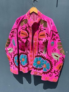 Chaqueta de Terciopelo Rosa Brillante de Lujo, Hecha a Mano con Bordado Floral Tradicional, Ropa de Invierno, Estilo Boho Chic, Chaqueta Abierta por Delante - Product Image 3