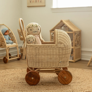 Cochecito de Juguete para Niños Hecho a Mano con Diseño Vintage de Mimbre y Asa en Forma de Corazón para Decoración de Guardería - Product Image 4