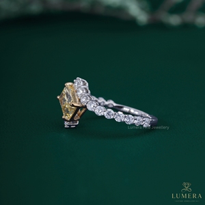 แหวนเพชรเหลืองทรงเรเดียนท์คัท 2.13 กะรัต ทองคำขาว 14K/18K ประดับเพชรแบบพาเว่ แหวนหมั้นและแหวนแต่งงานสำหรับผู้หญิง - Product Image 4