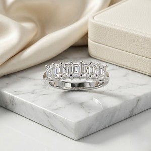 Anillo de banda con siete piedras y engaste de puntas de corte ovalado de 1.05 CTW - Product Image 1