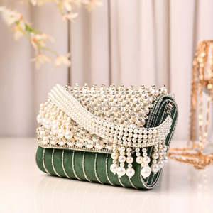Elegante Bolso de Mano de Terciopelo Verde de la Mejor Calidad con Decoración de Perlas para Fiestas Nocturnas - Product Image 1