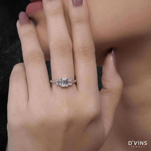Anillo de compromiso de diamantes de 3 piedras con corte esmeralda para mujer D'VINS, estilo clásico, certificado por IGI - Product Image 5