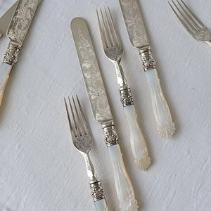 Ensemble de couverts vintage en acier inoxydable argenté, 2 pièces, avec manche en nacre, finition poli miroir, comprenant cuillère de service, fourchette et couteau, pour les réceptions et les dîners - Product Image 1