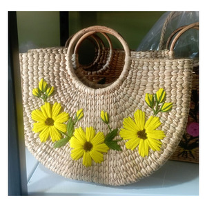 Trending The Sun-Kissed Nomad Tote Sac en raphia de rotin tissé à la main avec corps en jonc de mer et détails bohèmes naturels - Product Image 1