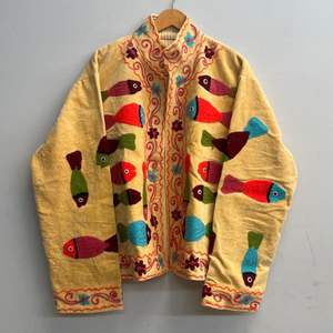 Veste en coton Suzani indienne faite à la main, veste courte brodée à la main, manteau unisexe, veste courte Suzani faite à la main - Product Image 1